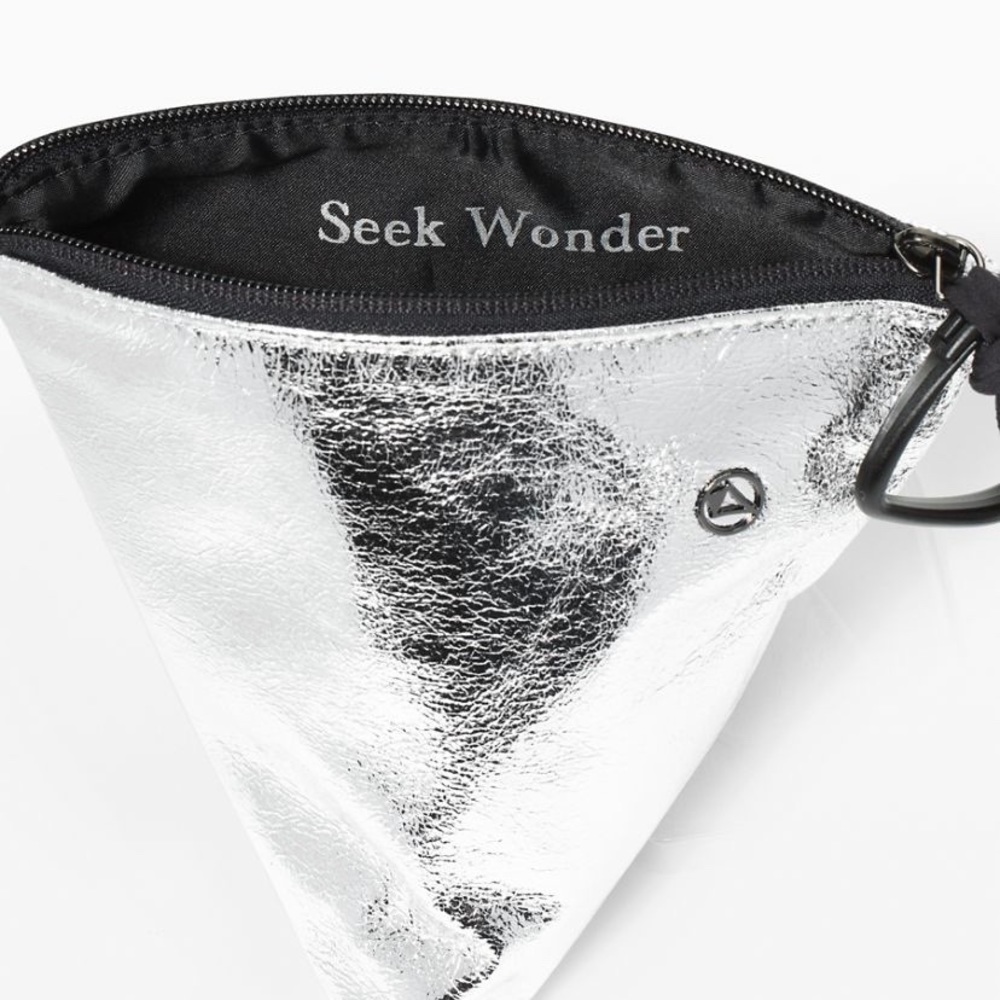LAST ONE: Lululemon Luminous Travel Kit. - Picture 9 of 10